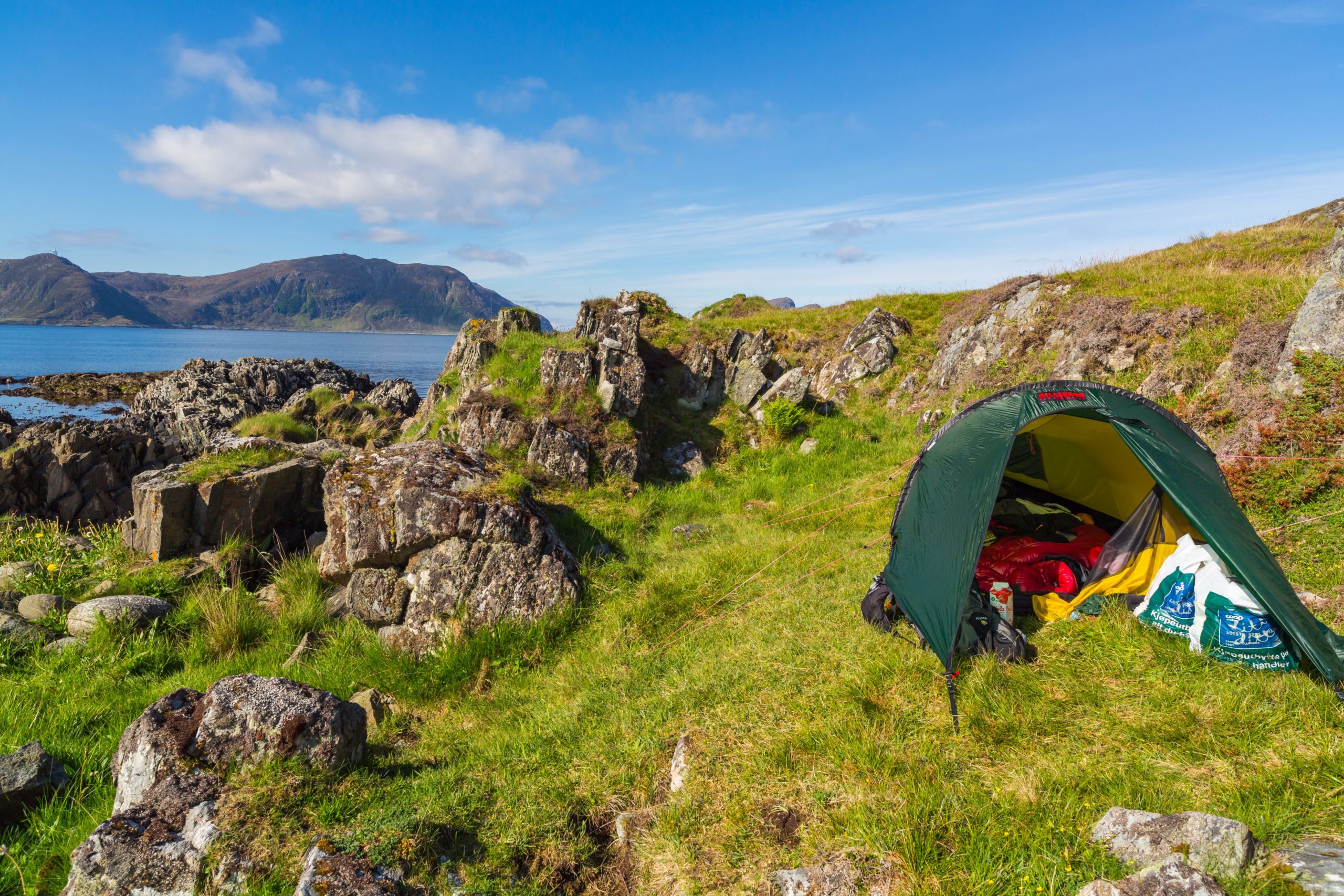 Bild mit unserem Zelt auf der Insel Runde in Norwegen
