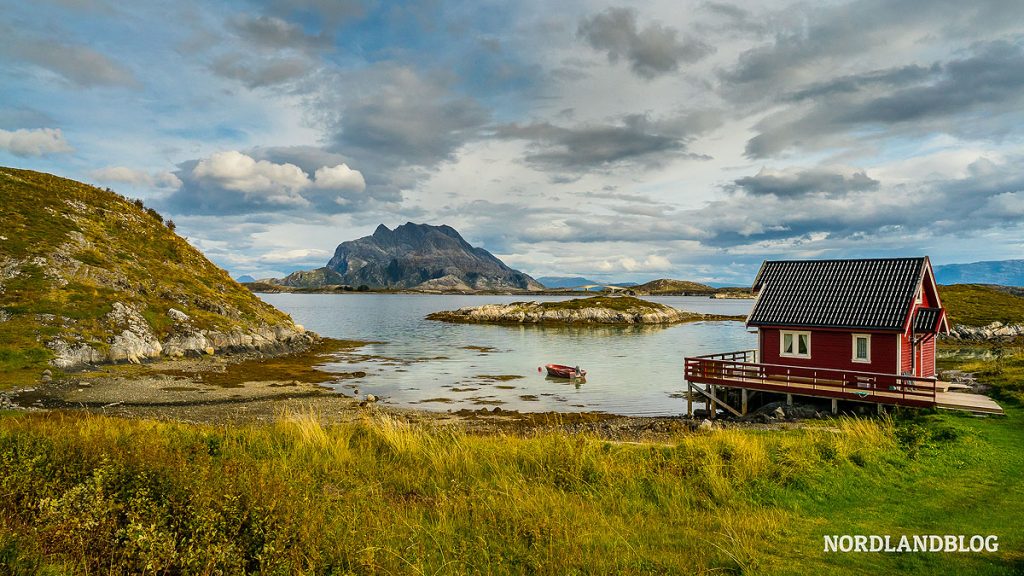 Bild mit einem Fischerhaus und dem Berg Dønnamannen im Hintergrund (Helgelandskysten / Norge) Bild mit einem Fischerhaus und dem Berg Dønnamannen im Hintergrund (Helgelandskysten / Norge)