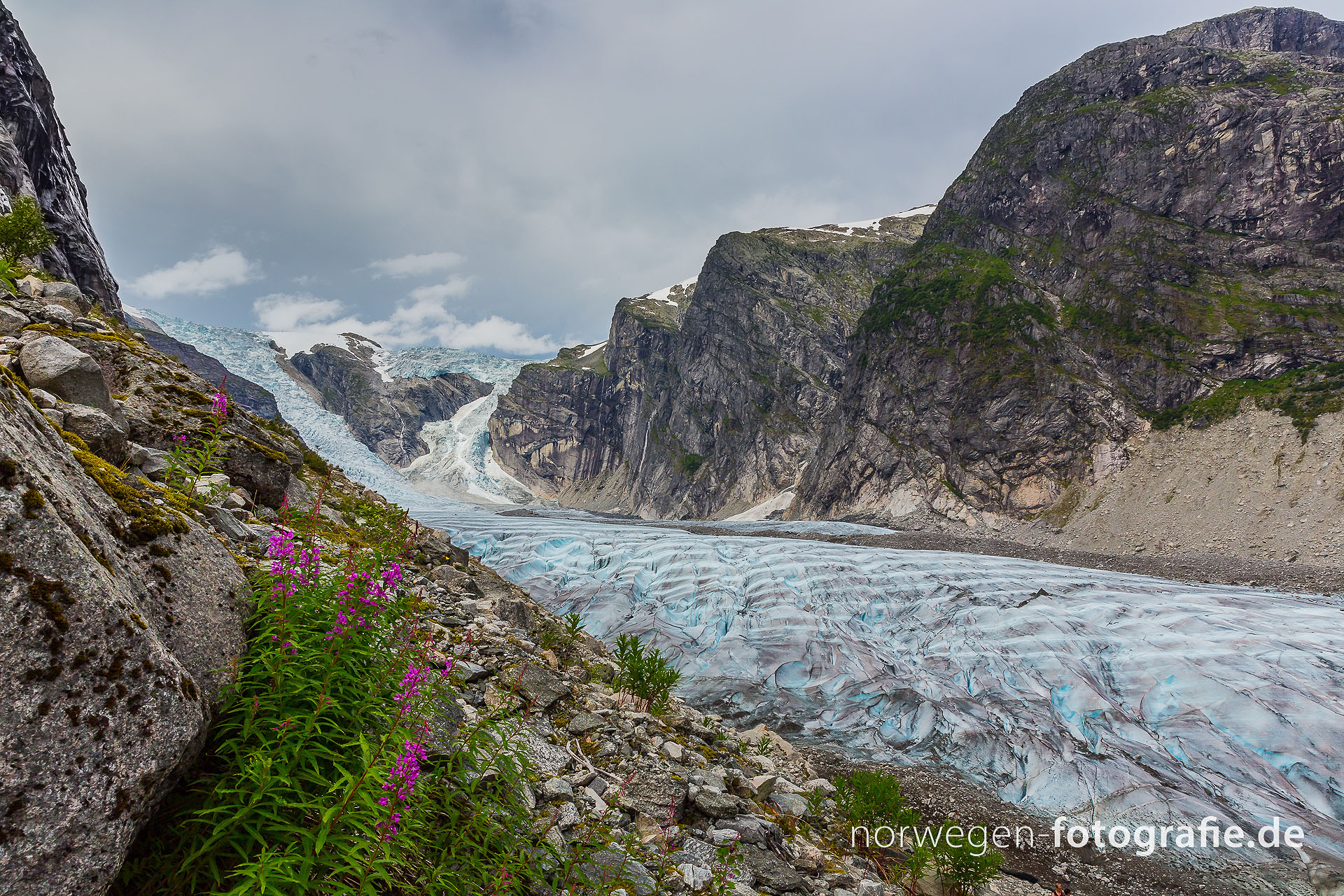 Bild von einem beeindruckenden Panorama mit den drei Gletscherbrüchen: Loke-, Odin-, und Torfgletscher aufgenommen in Norwegen