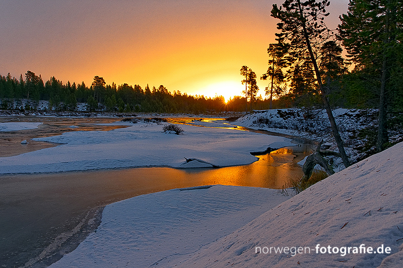 Bild aufgenommen in der Femundsmarka - dem norwegischen Nationalpark . Zusehen ist ein wunderschöner Sonnenaufgang über den zahlreichen Seen dieser Region Bild aufgenommen in der Femundsmarka - dem norwegischen Nationalpark . Zusehen ist ein wunderschöner Sonnenaufgang über den zahlreichen Seen dieser Region
