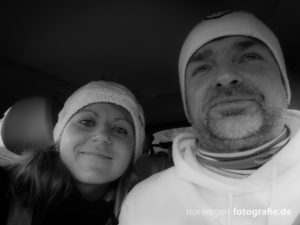 Aufnahme mit uns beiden im Auto während einer Tour an der norwegischen Südküste