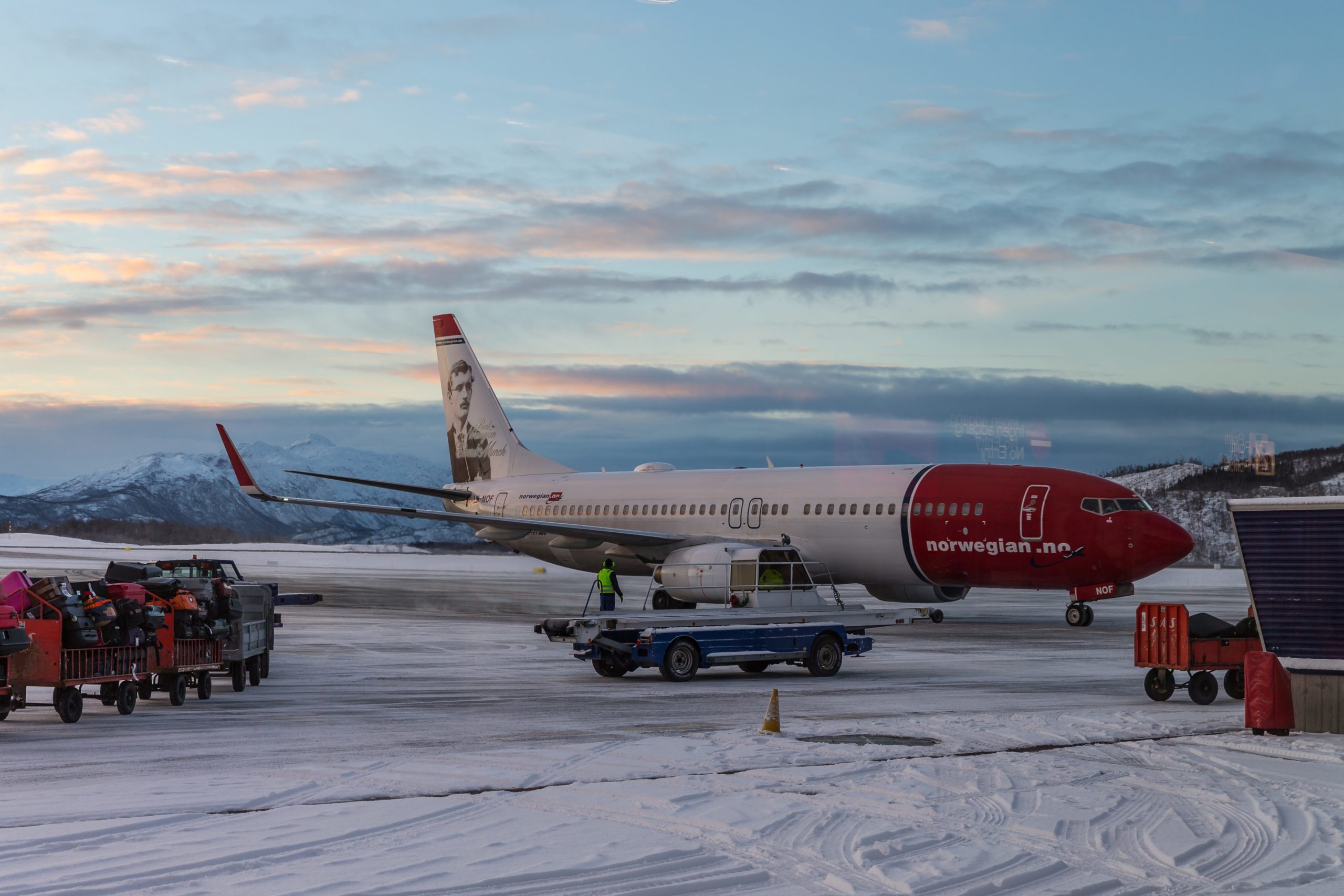 Die Maschine der Norwegian Air wird hier auf dem Flugplatz von Harstad gezeigt