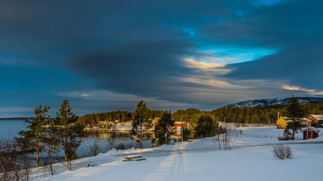 Nur der Blick auf das kleine Örtchen Elgå in Norwegen strahlt schon Ruhe aus. Hier im Wolkenspiel perfekt in Szene gesetzt.