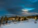 Nur der Blick auf das kleine Örtchen Elgå in Norwegen strahlt schon Ruhe aus. Hier im Wolkenspiel perfekt in Szene gesetzt.