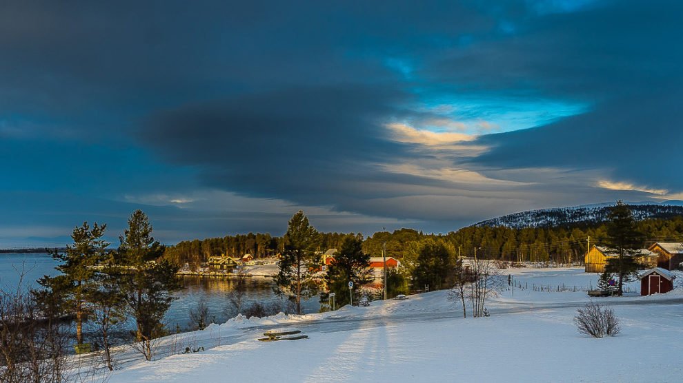 Nur der Blick auf das kleine Örtchen Elgå in Norwegen strahlt schon Ruhe aus. Hier im Wolkenspiel perfekt in Szene gesetzt.