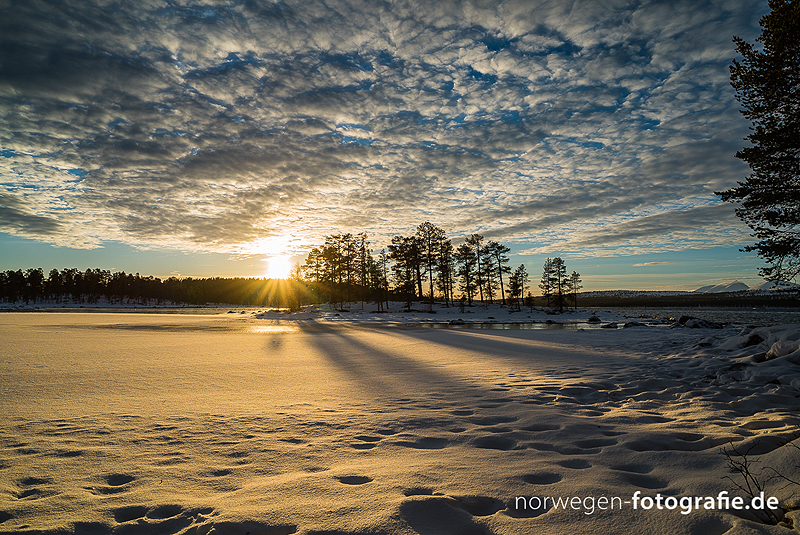 Ja dieses Bild zeigt eine unglaublich schöne Winterlandschaft im Nationalpark. Zugefrorener See - hier macht Eisangeln bestimmt Spaß.