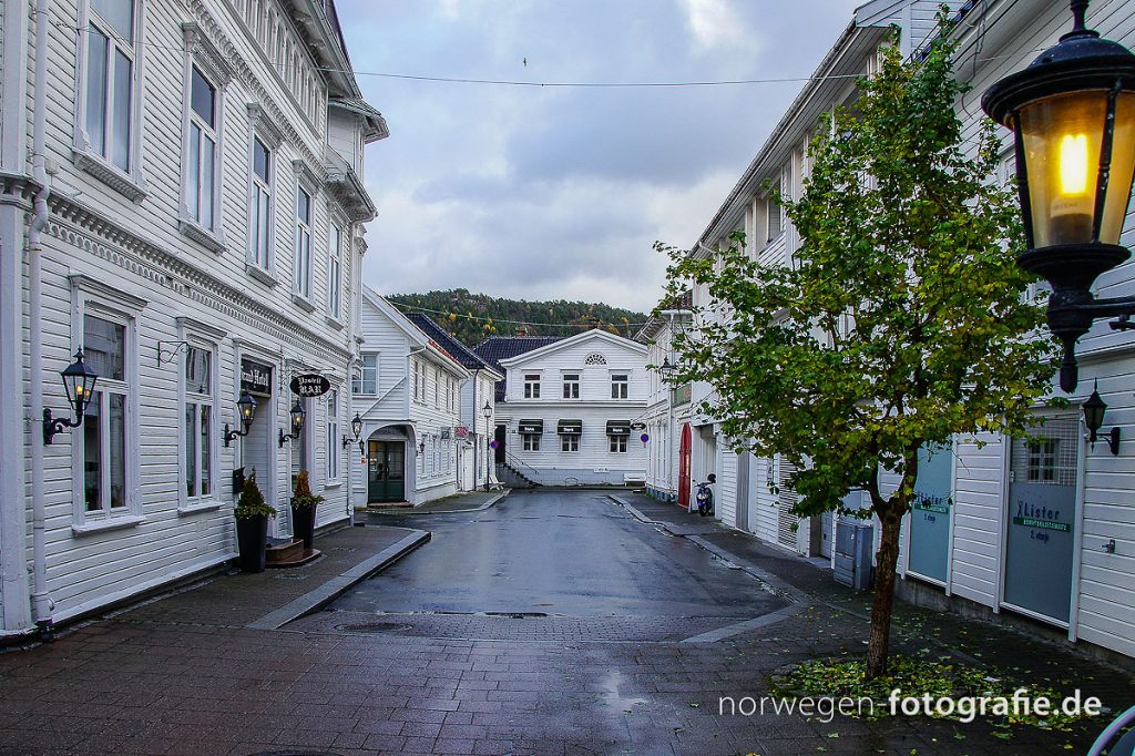Flekkefjord in Südnorwegen mit seinen typischen Holzhäusern Flekkefjord in Südnorwegen mit seinen typischen Holzhäusern