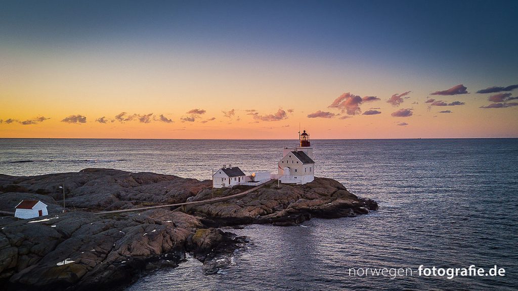 Lyngør Fyr im Licht des Morgens. Lyngør Fyr im Licht des Morgens.