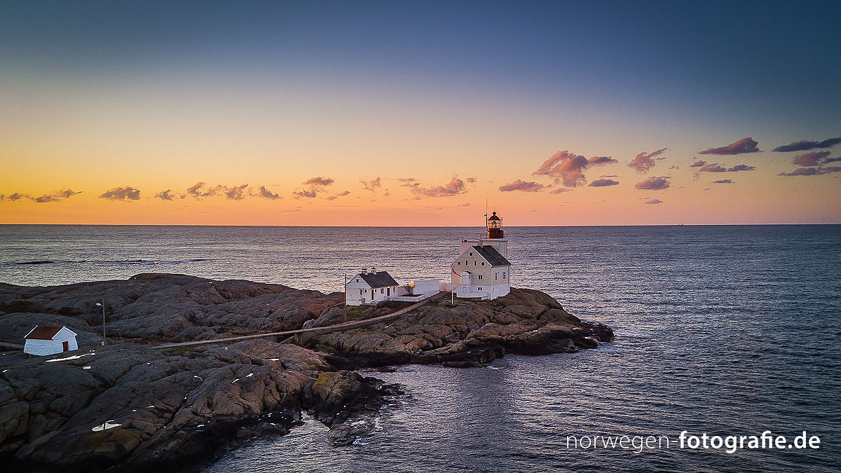 Lyngør Fyr im Licht des Morgens.
