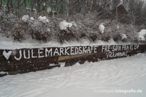 Photo von einem Banner in Røros mit Werbung für ein leckeren Kaffee.