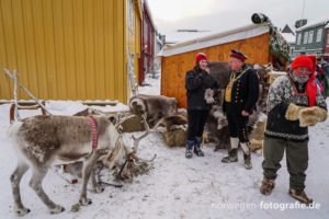Wunderschönes Foto vom Bürgermeister der Stadt und der Julenissefar in Norwegen.