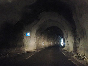 Ein Bild von einem alten Tunnel in Norwegen, auf dem Weg zu einem Gletscher.