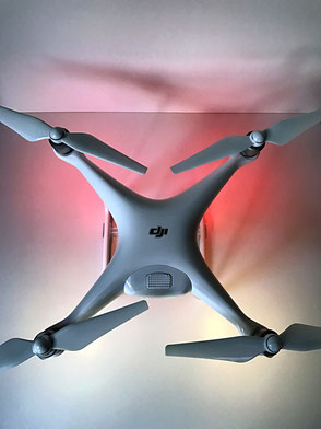 Dieses Foto zeigt die montierten Flügel und die leuchtenden Positionslichter der Drohne.