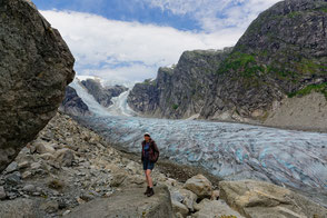 Eine Fotografie aufgenommen am schönsten Gletscher Norwegens. Conny ist den ewigen Eis ganz nah. 
