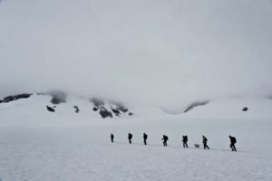 Ein Foto welches die Seilschaft der den Gletscher auf den Weg zum Gipfel des Fanaråken zeigt.