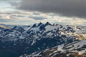 Die schneebedeckten Gipfel des Jotunheimen (Norwegen) sind hier zu sehen.