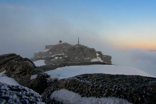 Auf diesem Foto liegt die DNT Hütte des Nationalparks Jotunheimen noch im Nebel.