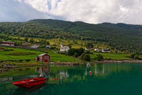 Dieses Foto zeigt die einzigartige Schönheit Norwegens. Zu sehen ist der türkisfarbene Sognefjord in Sogn og Fjordane.