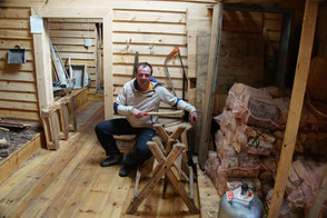 Dieses Photo zeigt Sirko beim Holz sägen in der DNT Hütte in Norwegen