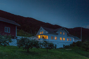 Photo vom der Abenddämmerung, aufgenommen am Sognefjord in Norwegen.