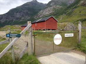 Ein Foto eines Bezahlweges kurz vor Beginn unserer Tour zum Gletscher Austedalsbreen in Norwegen.