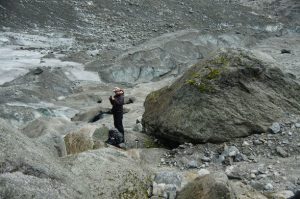 Dieses Bild zeigt Conny die am Fuß des Gletschers Austedalsbreen steht. Dieses Bild zeigt Conny die am Fuß des Gletschers Austedalsbreen steht.