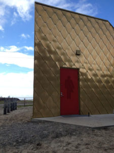 Ein Foto der "Goldenen Toilette" auf der norwegischen Insel Senja.