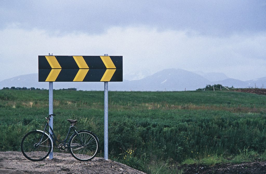 Bild mit einem Fahrrad in der Landschaft von Norwegen Bild mit einem Fahrrad in der Landschaft von Norwegen
