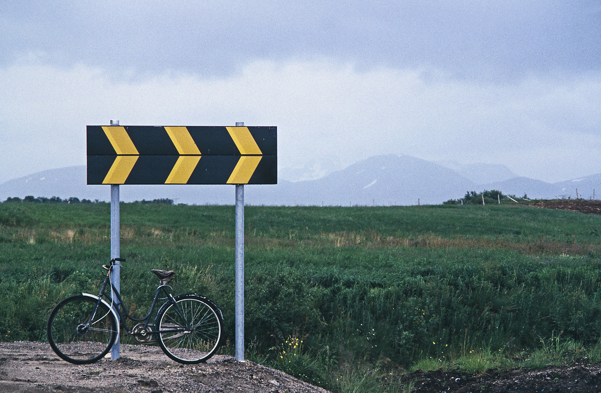 Bild mit einem Fahrrad in der Landschaft von Norwegen