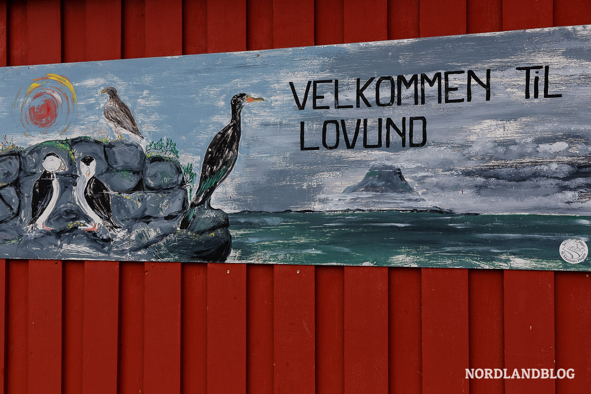 Bild von einem Schild im Hafen der Insel Lovund