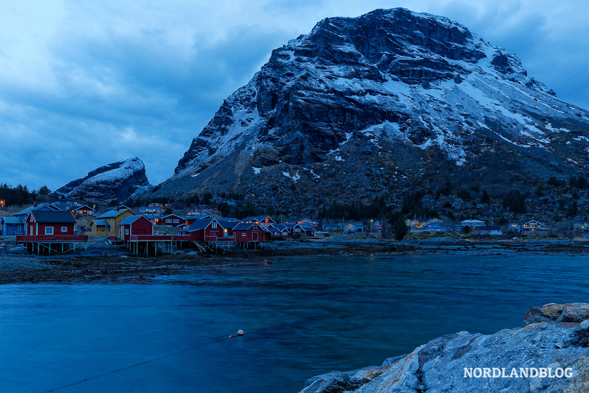Abendstimmung über der norwegischen Insel im Polarmeer