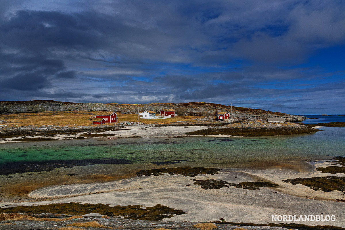 Bauernhof an der Küste von der norwegischen Insel im Polarmeer.