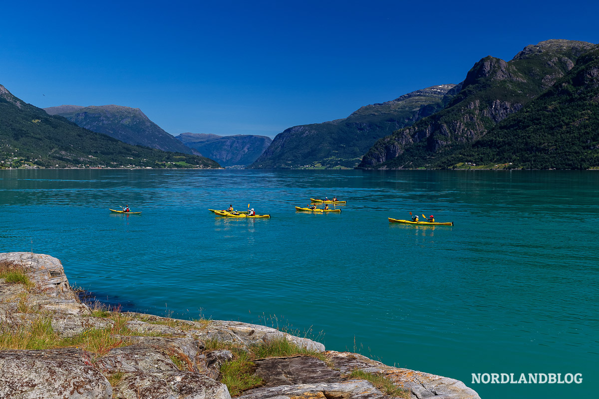 Kajak fahren mit Fjord Seal auf dem Sognefjord (Norwegen).