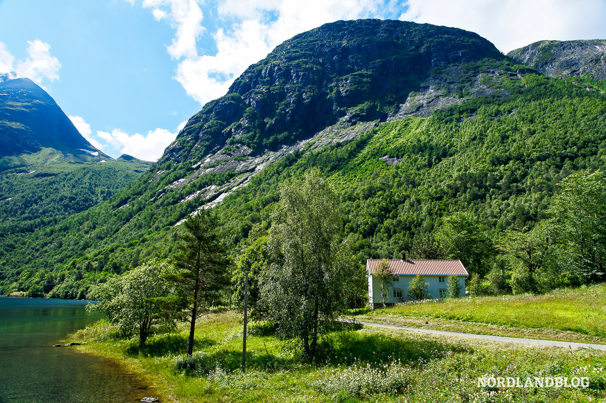 Bauernhof in der Nähe von Molde / Eide als Ausgangspunkt unserer Tour auf den Melen in Norwegen.