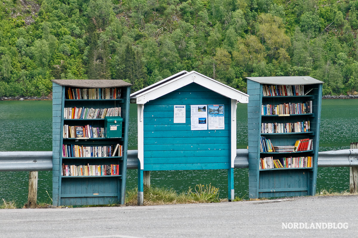 Buchregal in der Bücherstadt in Norwegen