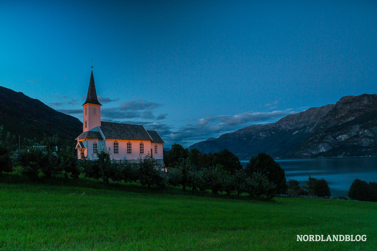 Die Kirche von Nes Gard am Sognefjord - unweit von Gaupne (Norwegen)