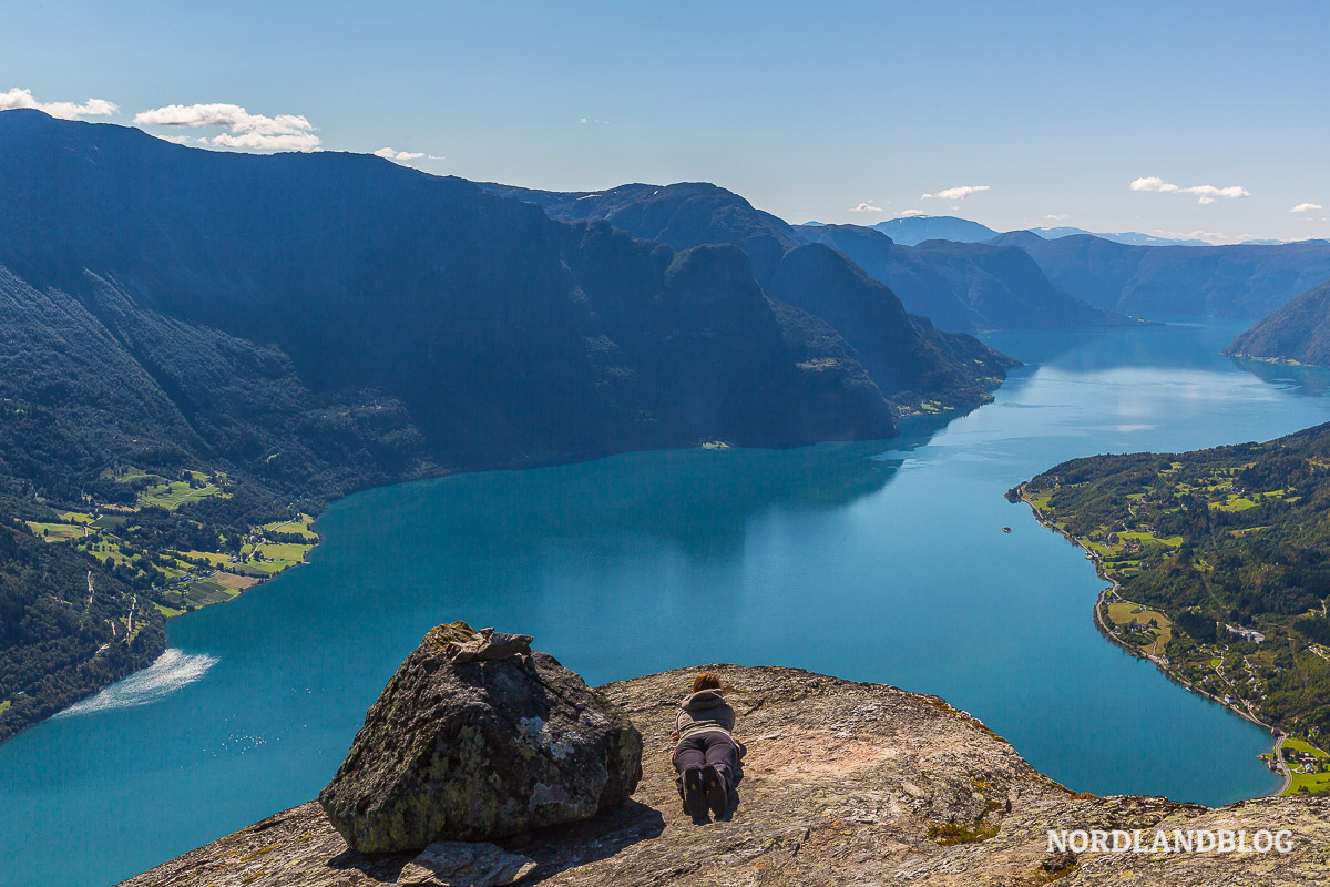 Conny liegt auf dem Felsen Børesteinen am Sognefjord (Luster / Norwegen)