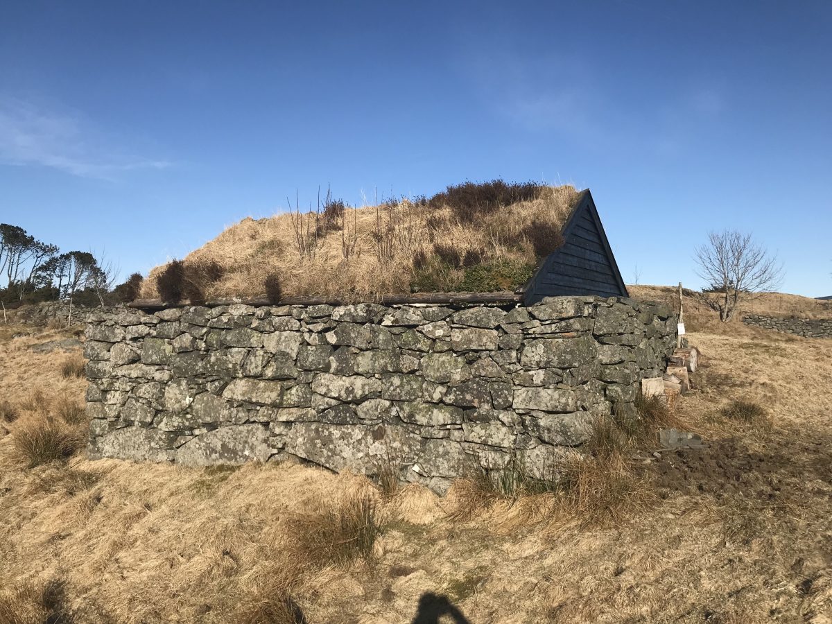 Lygra und die ”Lynghei”- Landschaft – Ein Stück Paradies im Vestlandet Lygra und die ”Lynghei”- Landschaft – Ein Stück Paradies im Vestlandet - Vestkysten, Lynghei, Lygra, Bergen - norwegen-reisetipps - Oft sind es die kleineren und weniger populären Sehenswürdigkeiten, die einen ursprünglichen Charme versprühen und die Möglichkeit bieten, dem Alltagsstress zu entfliehen. Unser Co-Autor Thomas beschreibt so ein Kleinod an der norwegischen Westküste, unweit der Stadt Bergen gelegen: Folgt ihm auf die Insel Lygra an der Küste im norwegischen Vestlandet.