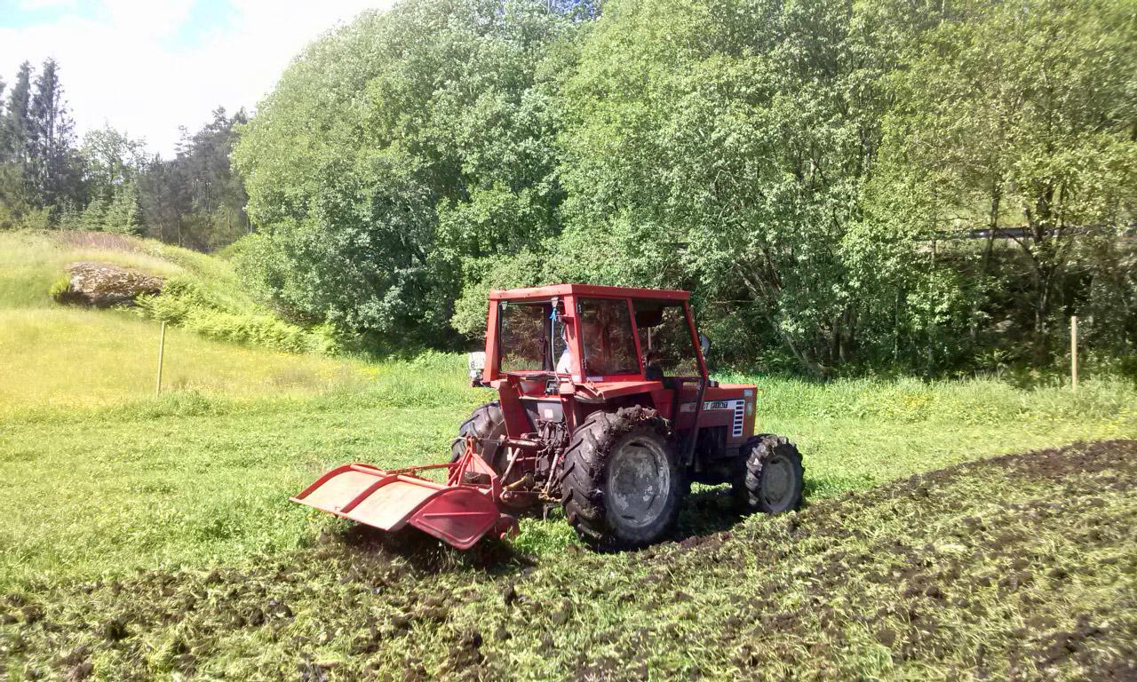Traktor auf dem Feld während des Volontariats in Norwegen.